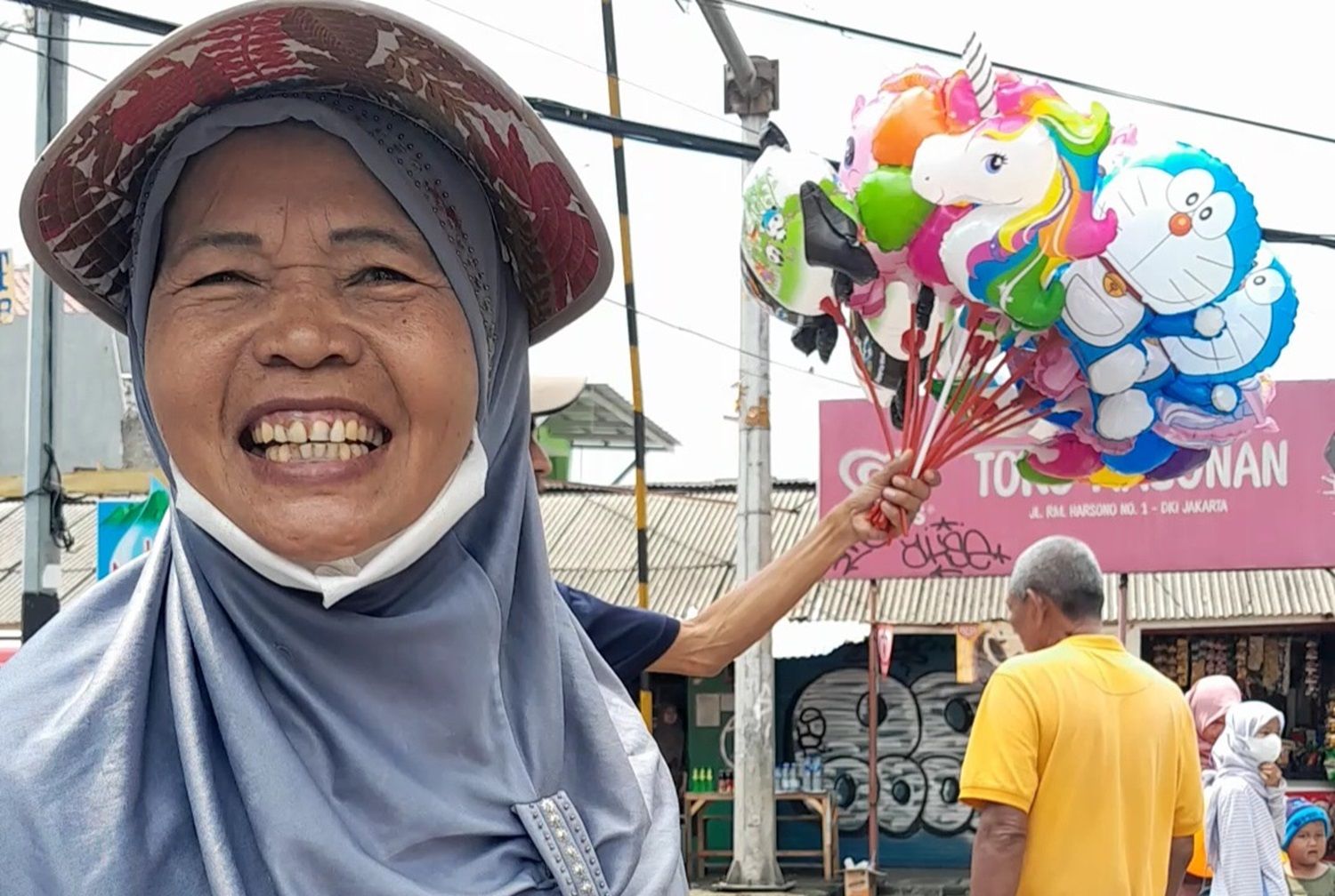 Siti (60), seorang penjual tikar di Taman Margasatwa Ragunan Jakarta Selatan.
