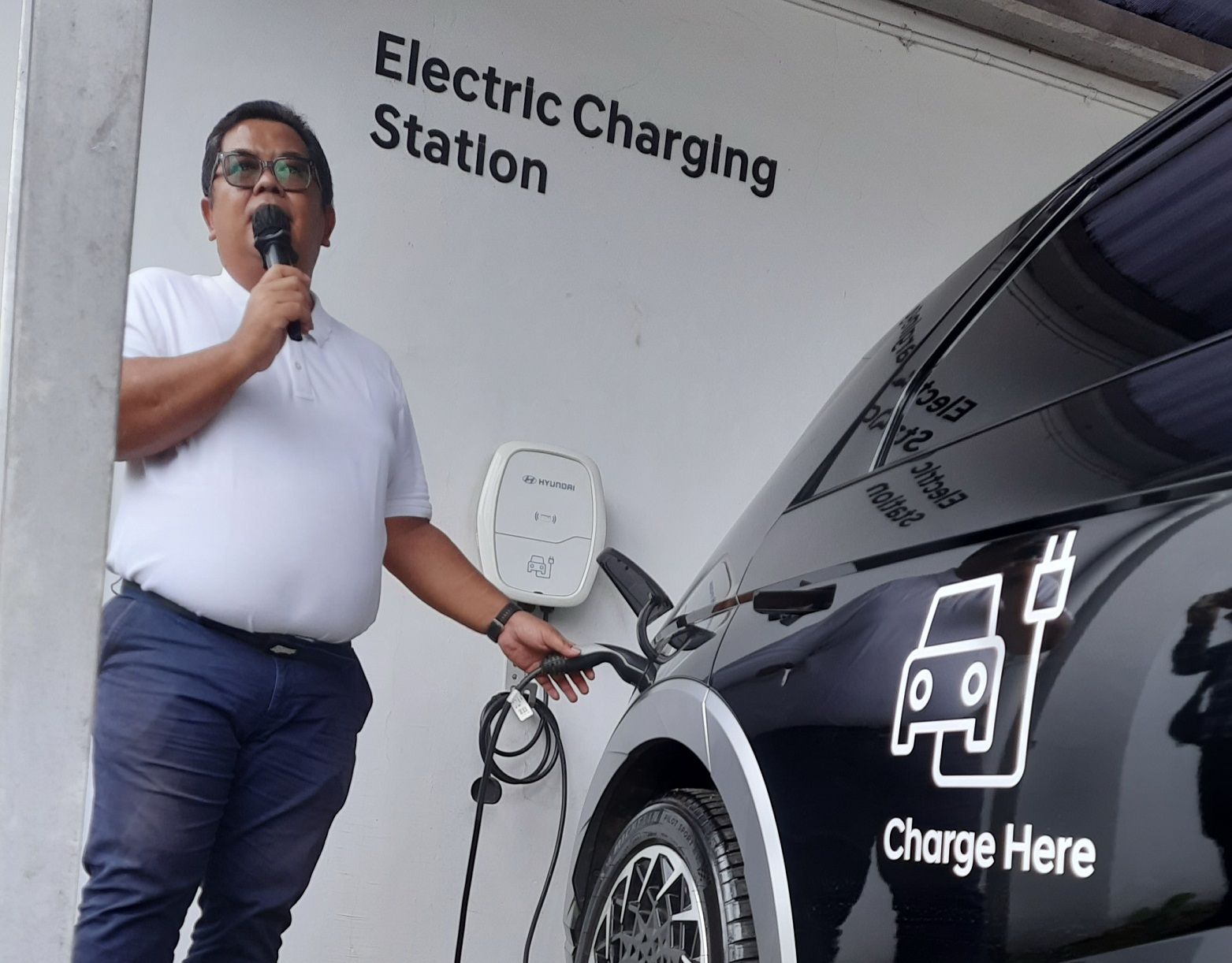 Fasilitas AC Charging Station bagi pelanggan mobil listrik Hyundai yang ingin mengisi daya mobilnya untuk aktivitas sehari-hari, ada di diler-diler Hyundai yang tersebar di seluruh Indonesia./  