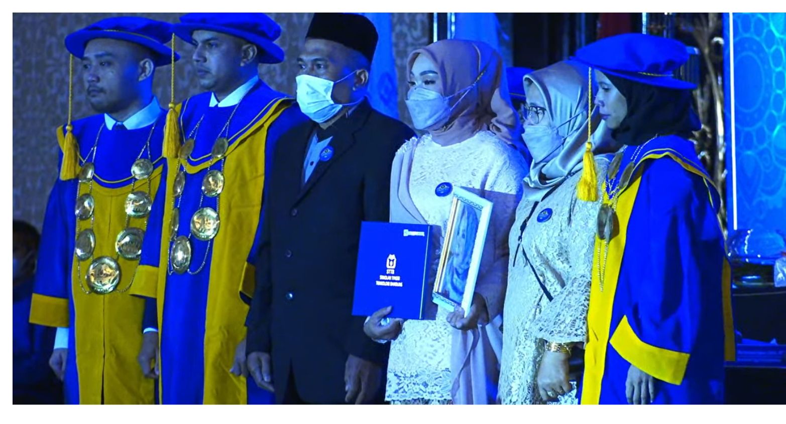 Orangtua dan kakak almarhumah Atiek Fauziah ikut naik panggung dalam upacara penyerahan ijazah kelulusan di STTB Bandung di Wisuda ke XVII di Trans Convention Centre, Kota Bandung, Sabtu, 21 Mei 2022. 