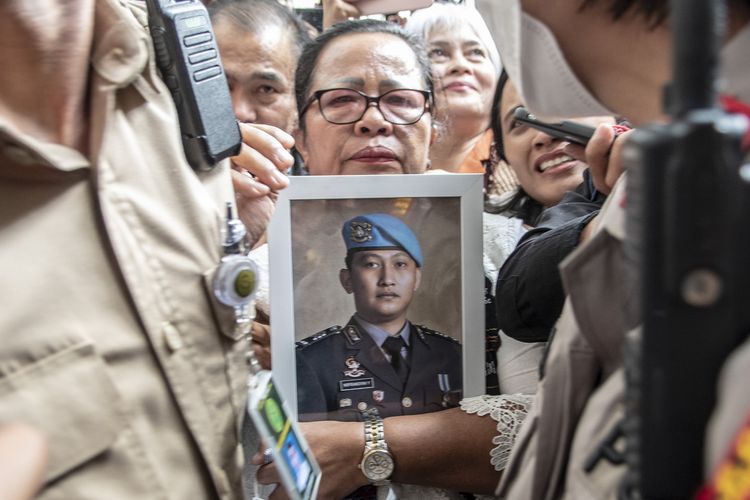 Reaksi Ibu Brigadir J Setelah Bharada E Divonis Hukuman 1 Tahun 6 Bulan
