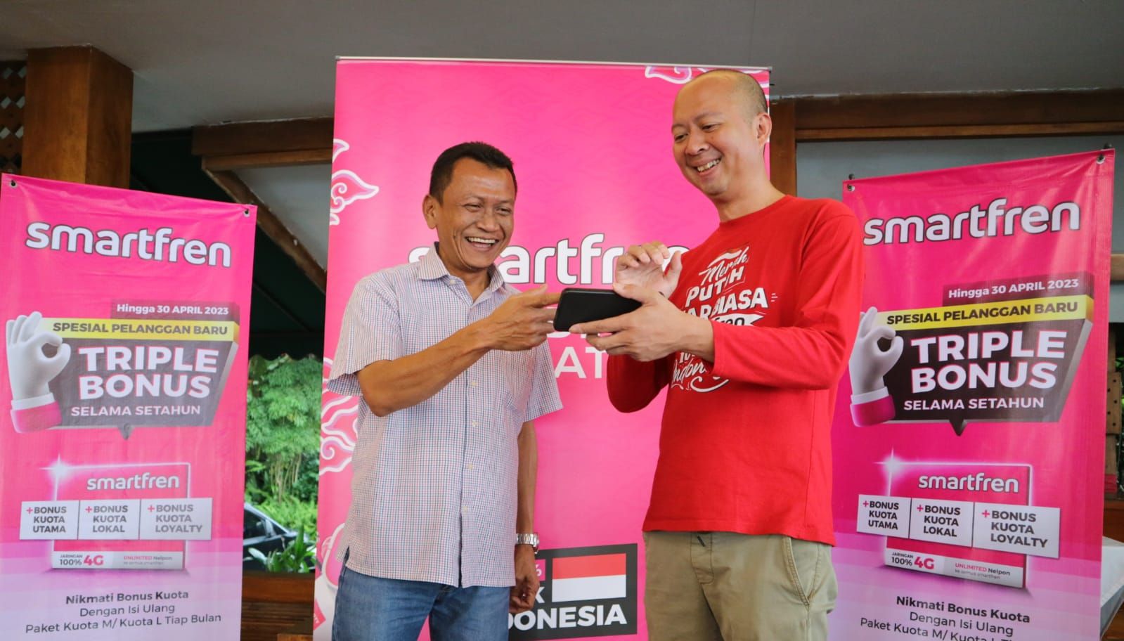Regional Head West Java Smartfren Albert Reza Lesmana (kanan) saat media update di Kota Bandung.