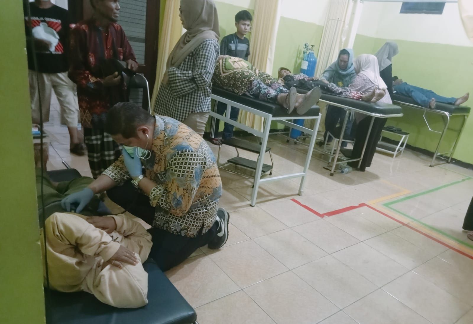 Sejumlah warga menjadi korban keracunan massal mendapatkan penanganan medis di Puskesmas Sukatani Kabupaten Purwakarta pada Minggu 5 Mei 2024.