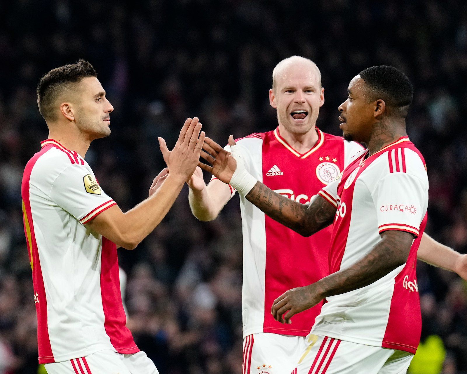 Para pemain Ajax melakukan selebrasi