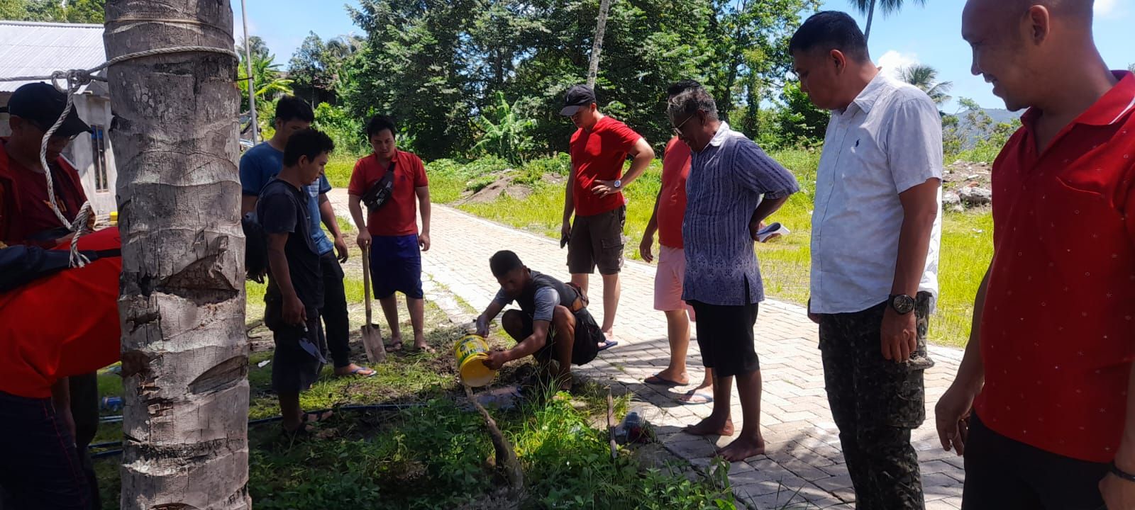 Dirut Perumda Air Duasudara bersama tokoh masyarakat Maesa Kota Bitung menyaksikan pemasangan sambungan air bersih di Kolombo