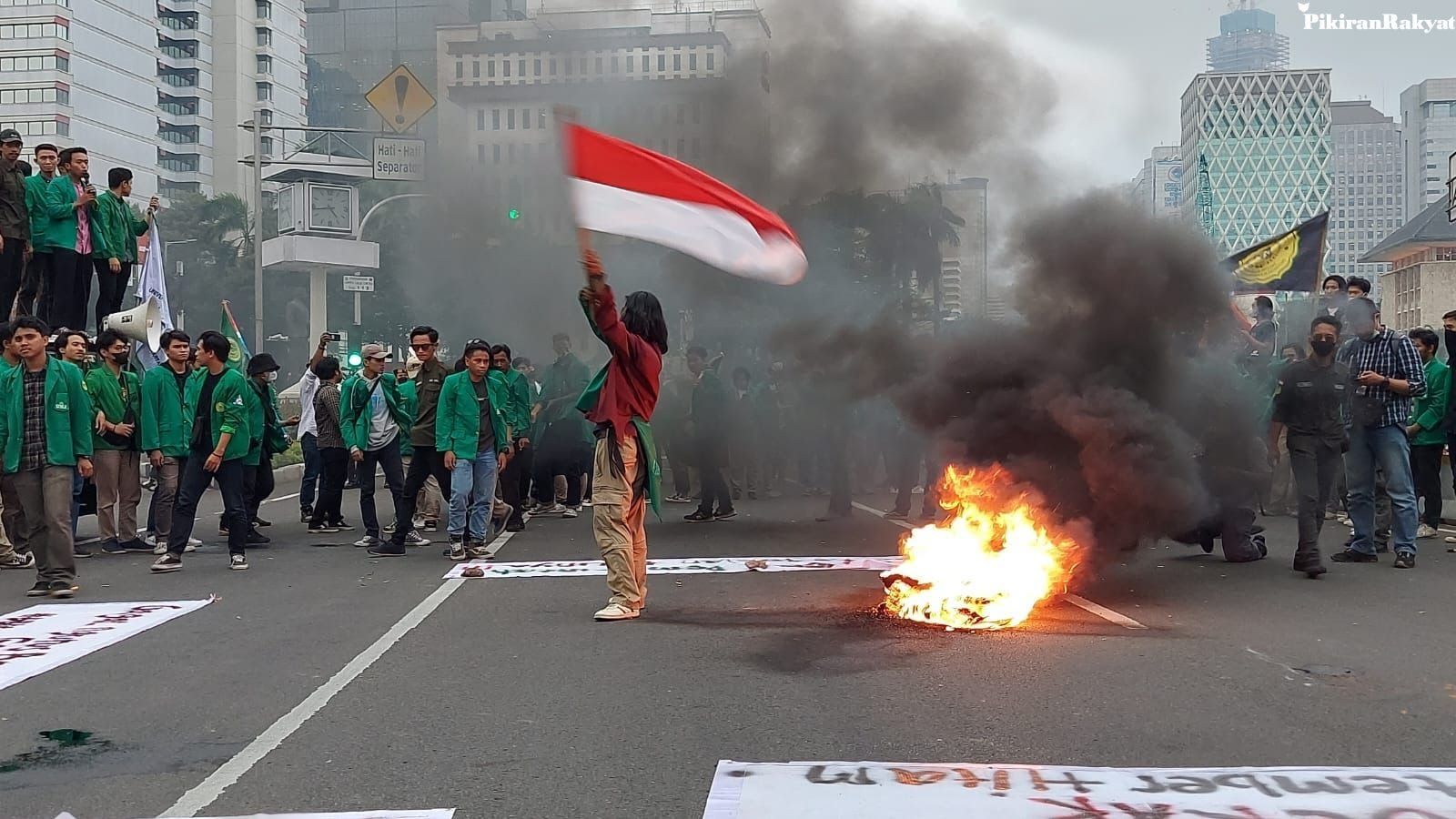Demo mahasiswa tolak kenaikan BBM Jumat, 9 September 2022 di sekitar Patung Kuda Jakarta Pusat.