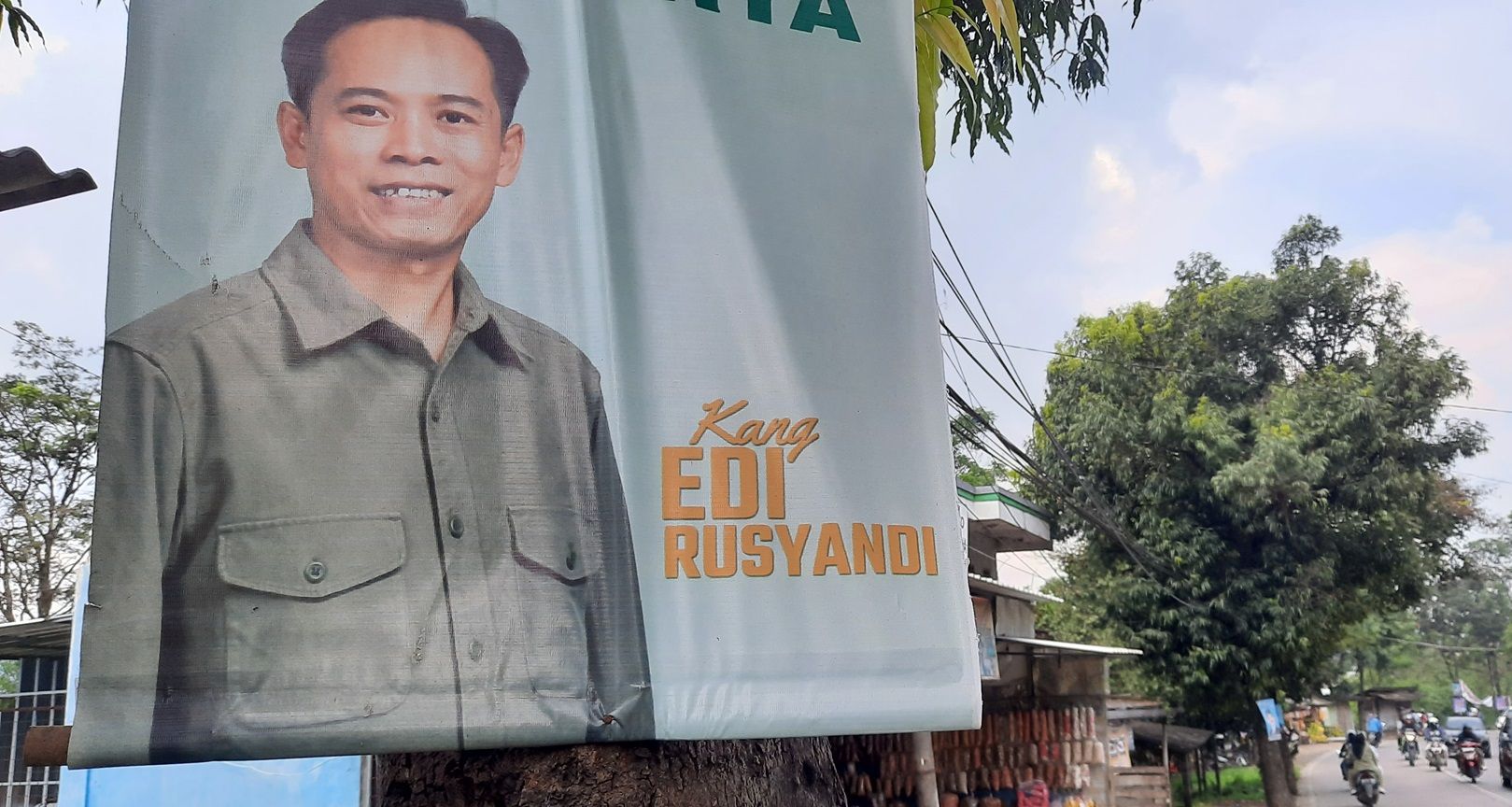 Poster kandidat Bupati Kabupaten Bandung Barat dipaku di tepi jalan, wilayah Kecamatan Cihampelas, KBB pada Minggu 28 April 2024.