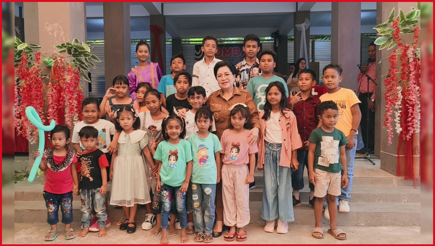 Penjabat Bupati Kepulauan Sangihe, dr Rinny Tamuntuan ketika berfoto bersama anak-anak saat hadir di Hut Jemaat GMIST Hermon Mandoi. 