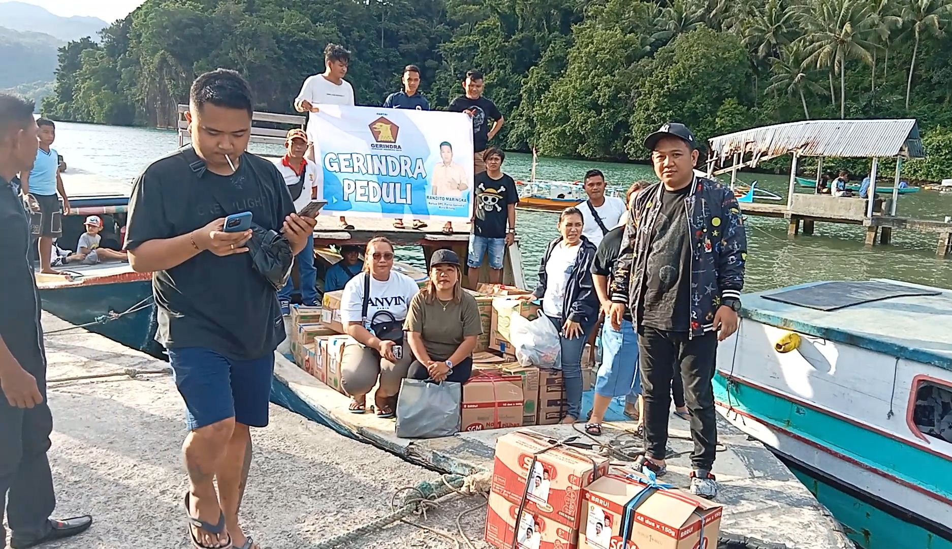 Bersama Tim Sahabat Randito , Ketua DPC Partai Gerindra Kota Bitung membawa bantuan perlengkapan bayi dan anak di Kelurahan Pintukota Kecamatan Lembeh Utara 
