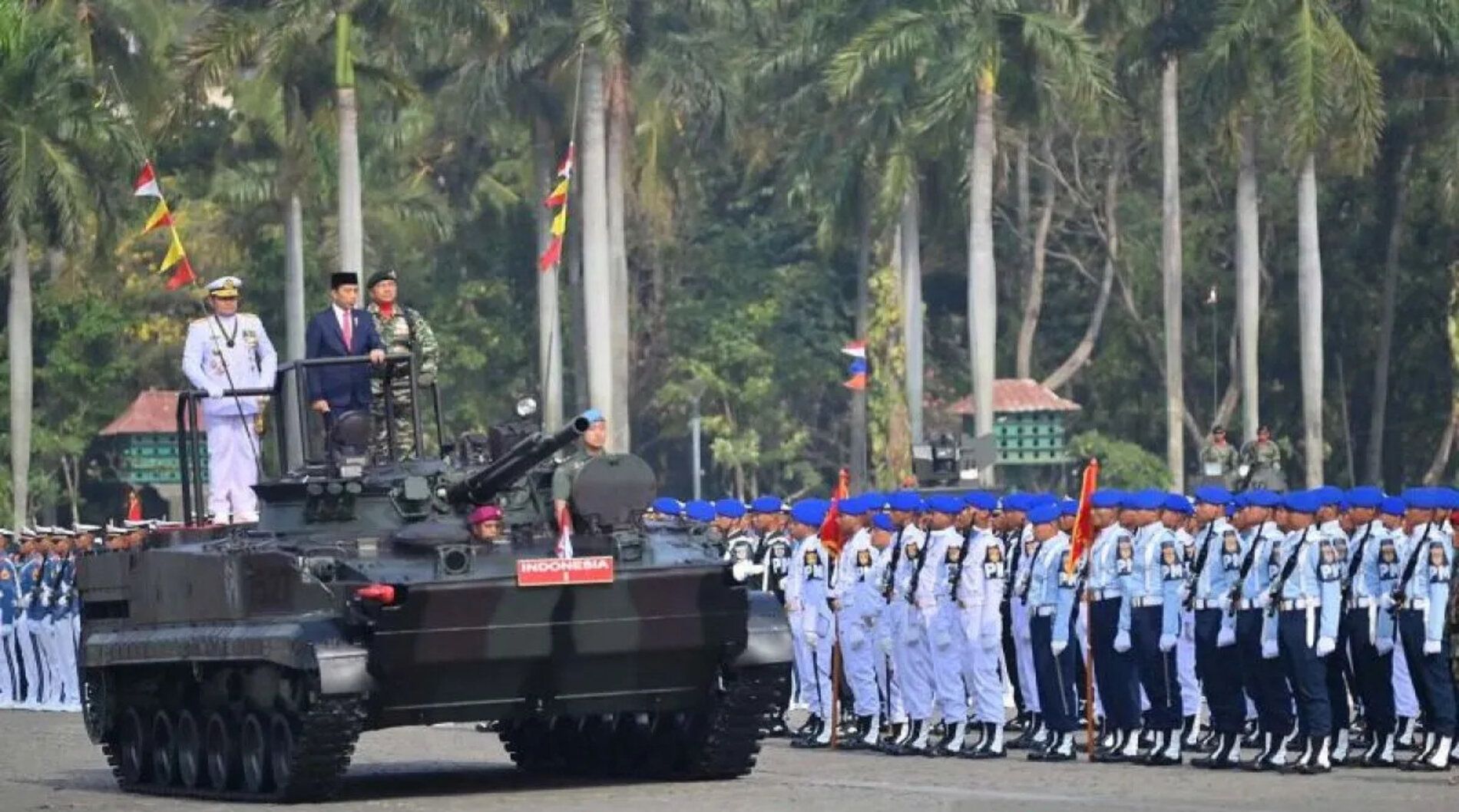 Presiden Joko Widodo menjadi inspektur upacara HUT ke-78 Tentara Nasional Indonesia di Lapangan Silang Monumen Nasional, Jakarta.