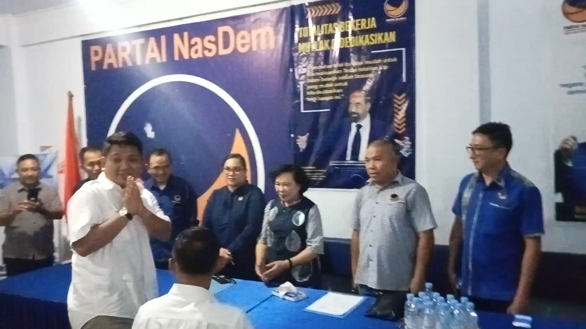 Randito Maringka Ketua DPC Partai Gerindra Kota Bitung saat mendaftar sebagai bakal calon wakil walikota di Partai NasDem