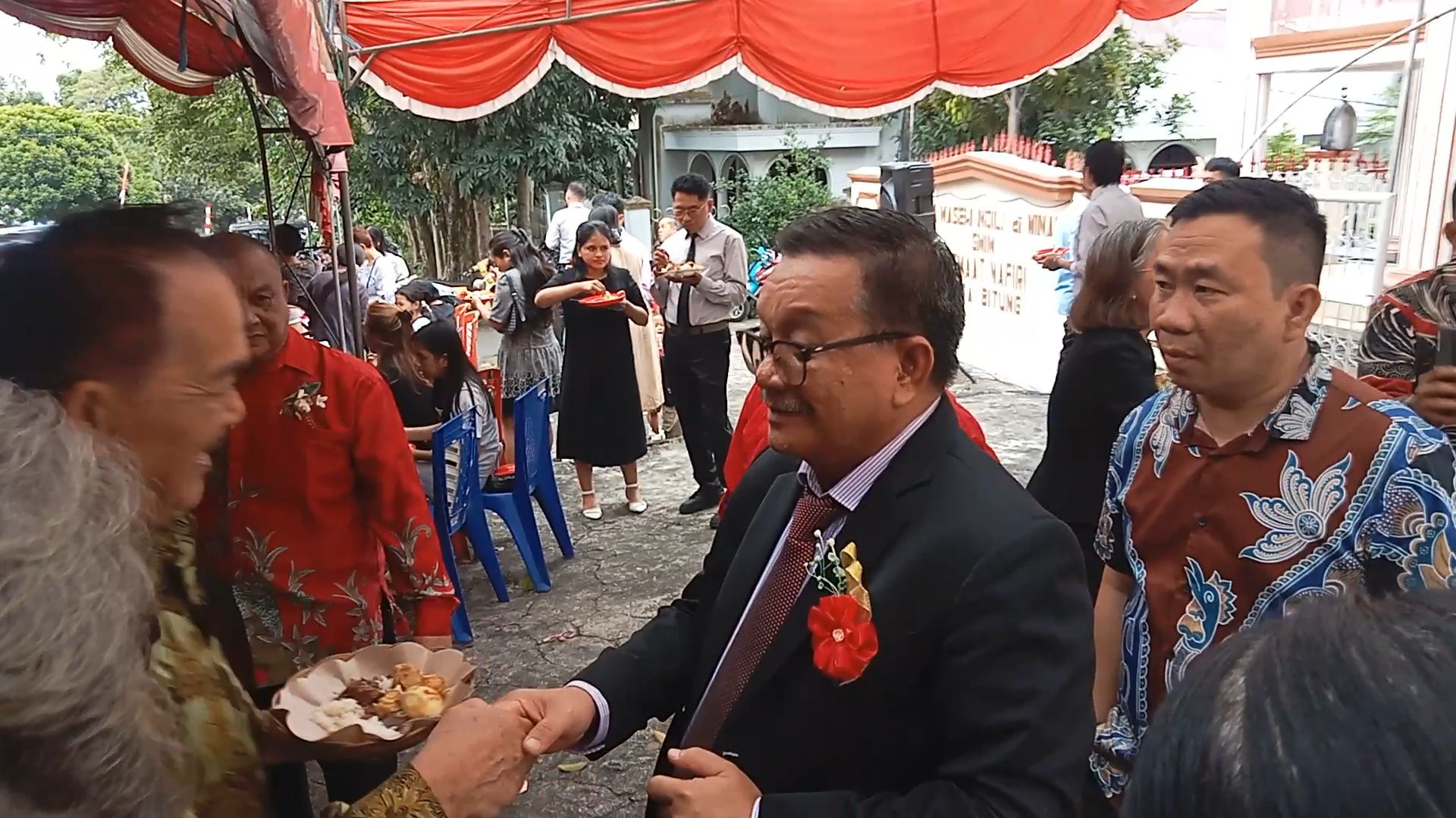 Erwin Wurangian bersama Walikota Bitung Maurits Mantiri