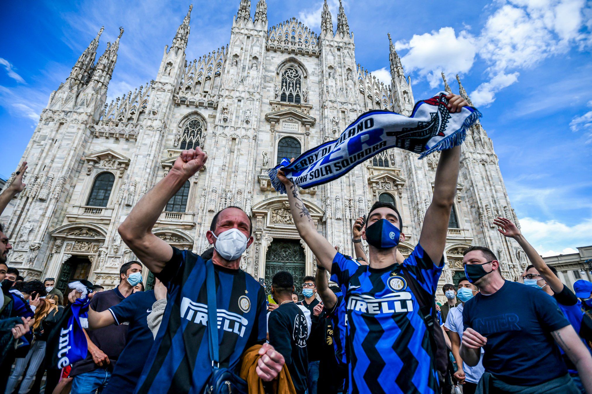 Suporter Inter Milan merayakan scudeto yang ke-19 di depan Gereja Katedral Duomo