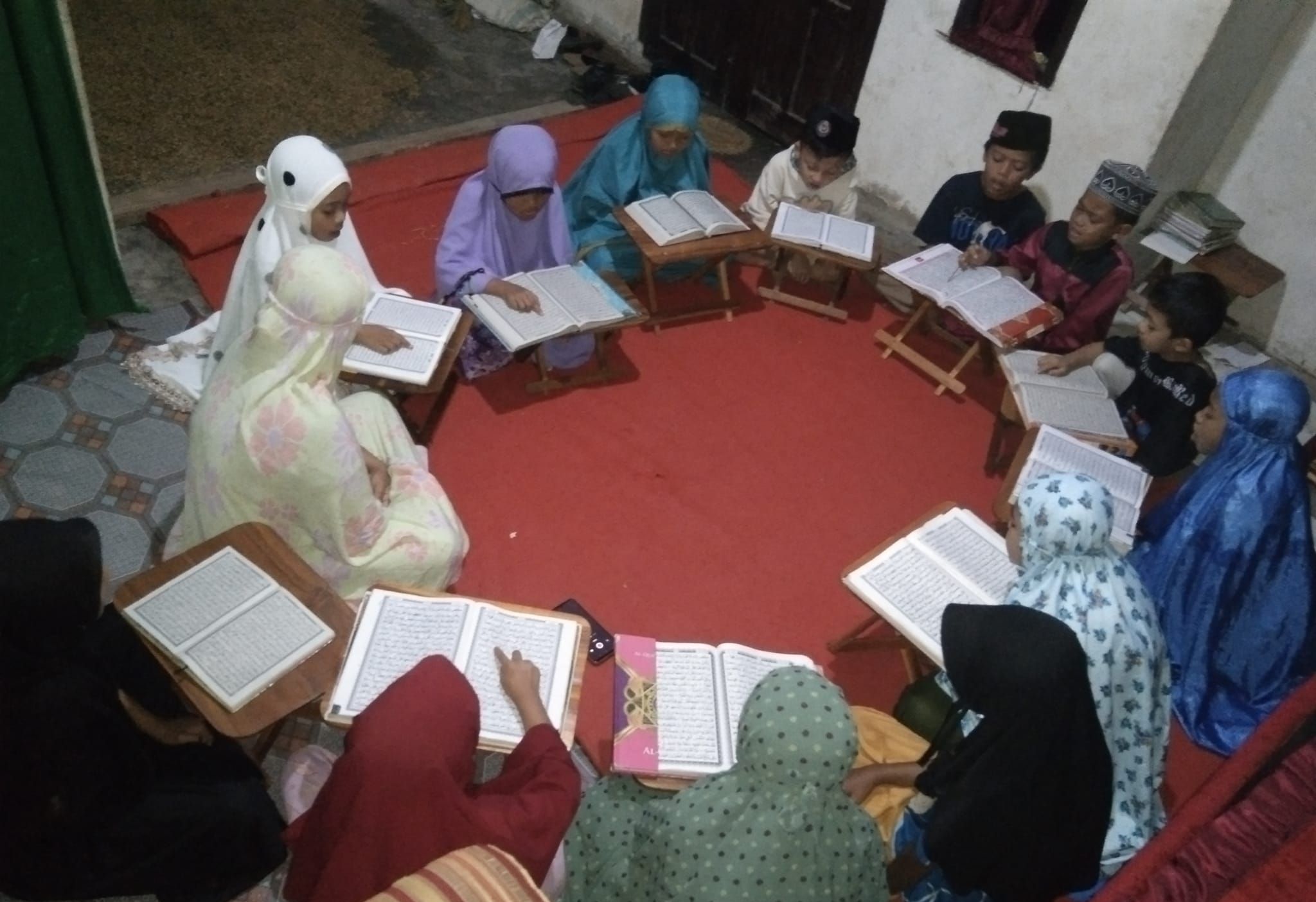 Anak-anak asyik belajar tilawah dasar di Literasi Qurani Al Fatih, Dusun Munte Barat, Kecamatan Bulukumpa, Kabupaten Bulukumba.