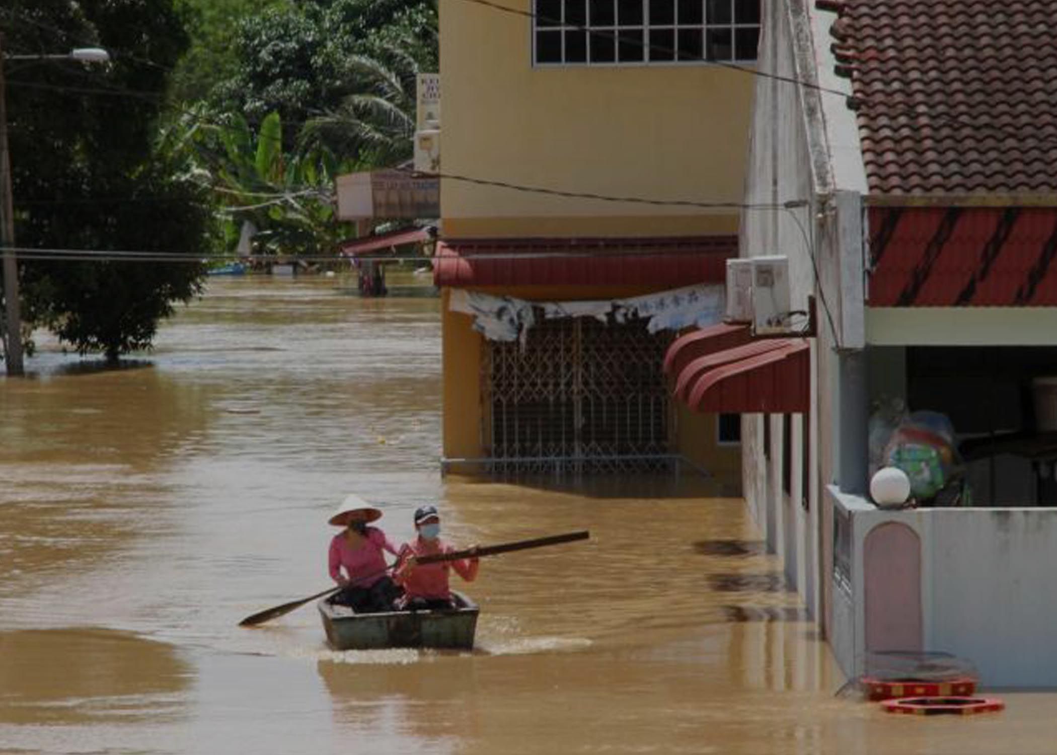 Warga di wilayah Segamat, Johor mengunakan perahu untuk menyelamatkan warga lainnya termasuk barang-barang berharga, Selasa, 4 Januari 2022. 