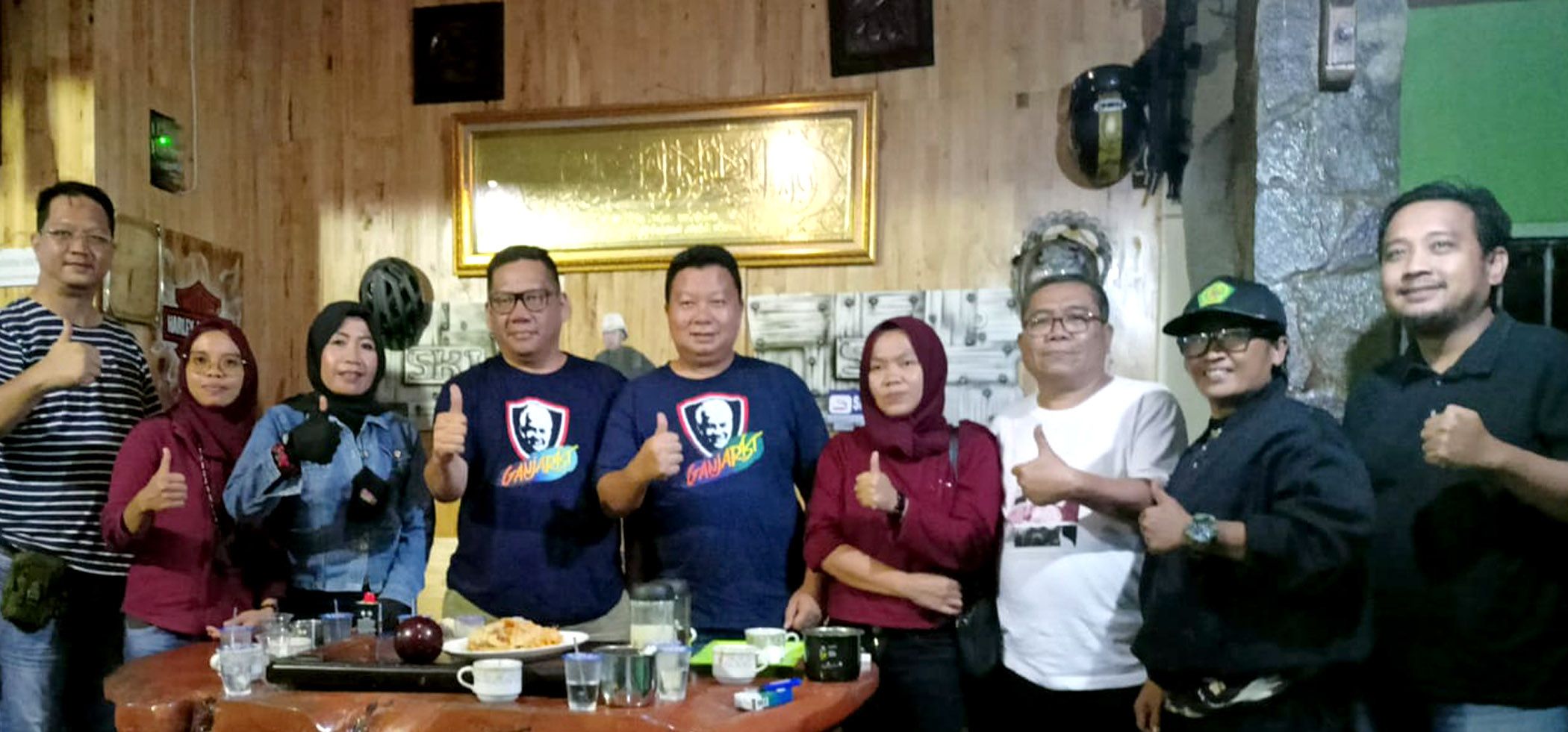 Ketua Satuan Relawan Ganjaris Lampung  Achamd Huzairin (tengah) bersama relawan di sela koordinasi di Kota Bandarlampung, Senin, 10 Januari 2022.