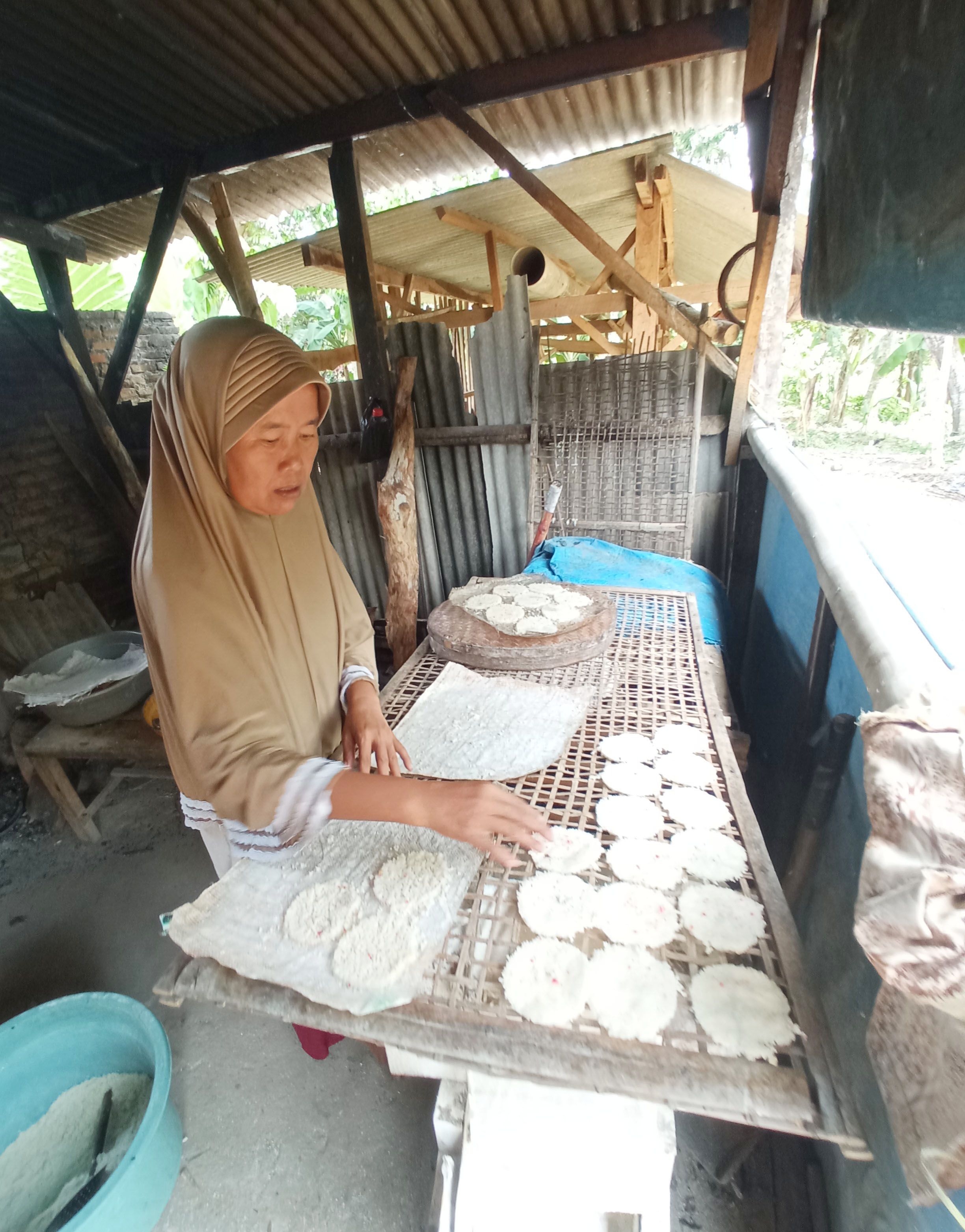 Turasih (60 tahun) sedang membuat oyek-oyek. Korban peristiwa Talangsari 1989 ini sudah menekuni usaha oyek-oyek selama kurang lebih 20 tahun.