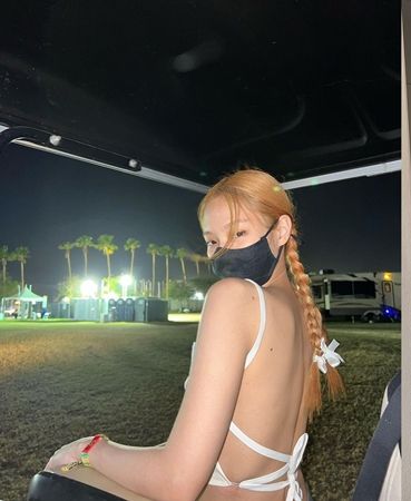 Penampilan seksi Jennie blackpink memakai crop top putih di Coachella 2022