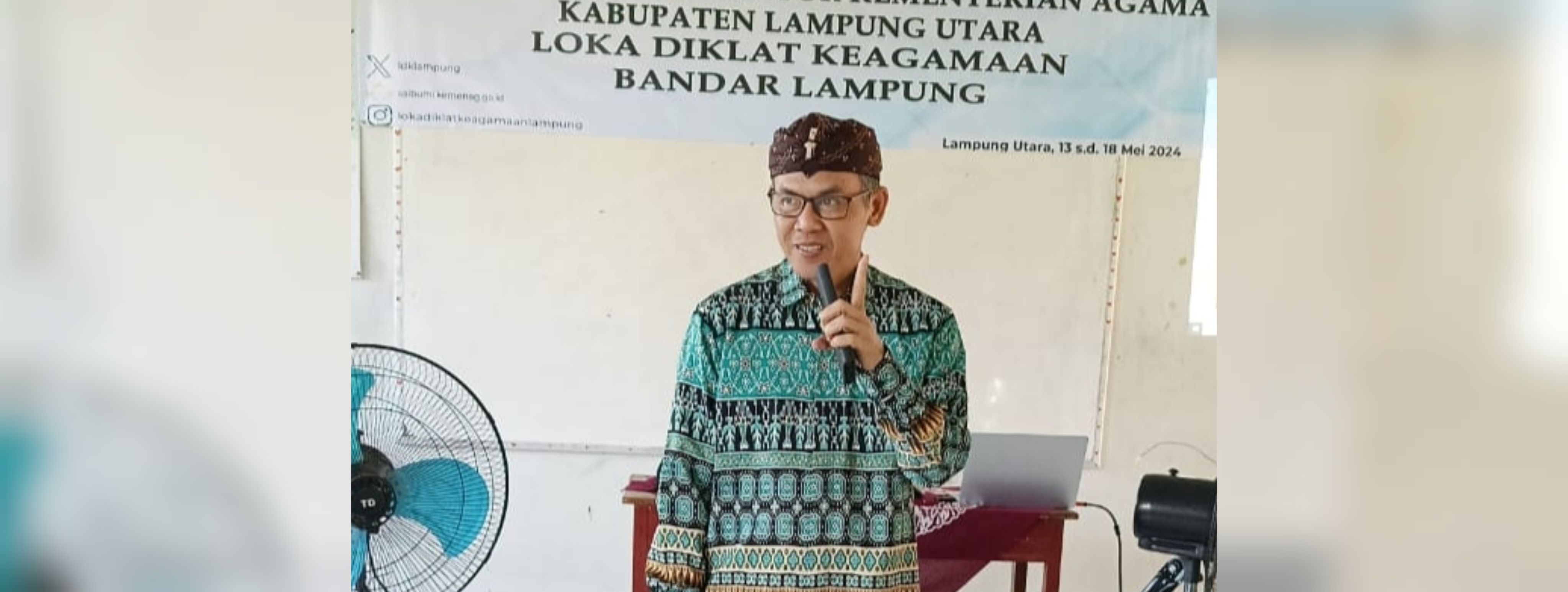 Dr. H. Aguslani Mushlih ZA saat mengisi kegiatan di MTSN 1 Lampung Utara (Foto: dok. pribadi)