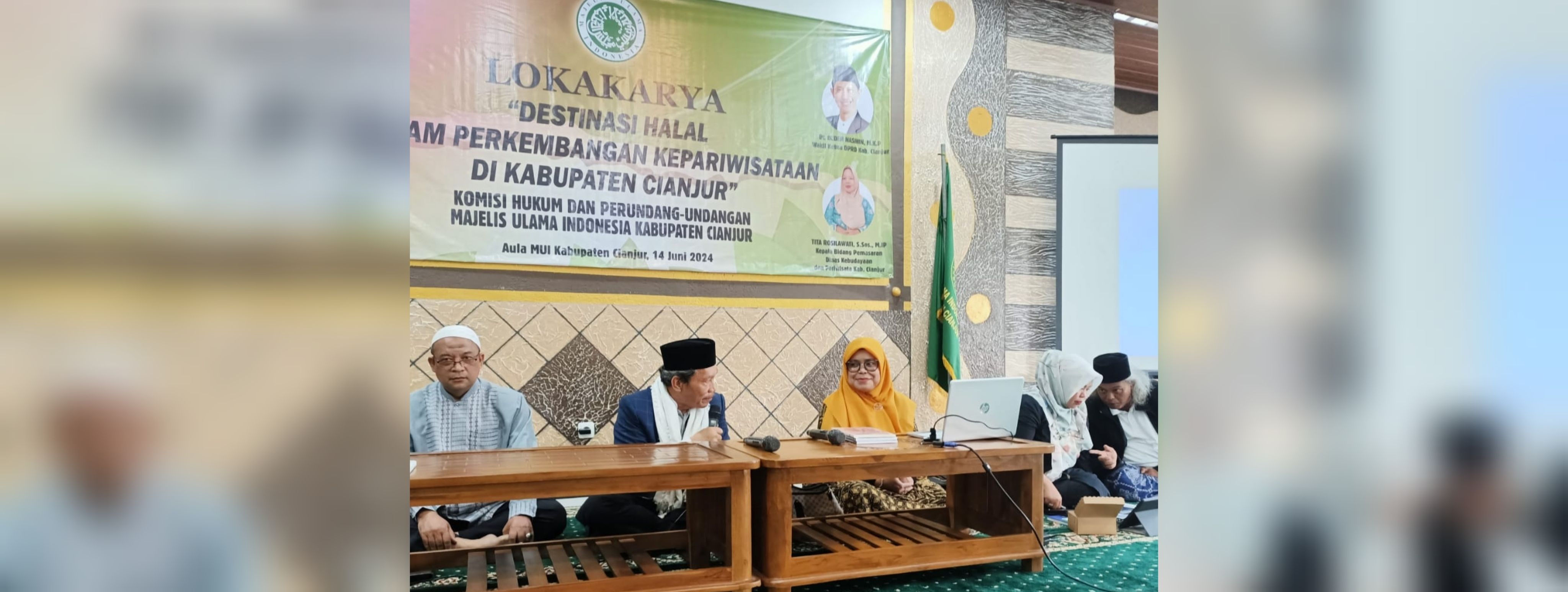 Ketua MUI Cianjur, KH Abdul Rouf menyampaikan pemaparan dalam lokakarya destinasi halal (Foto: dok. MUI Cianjur)