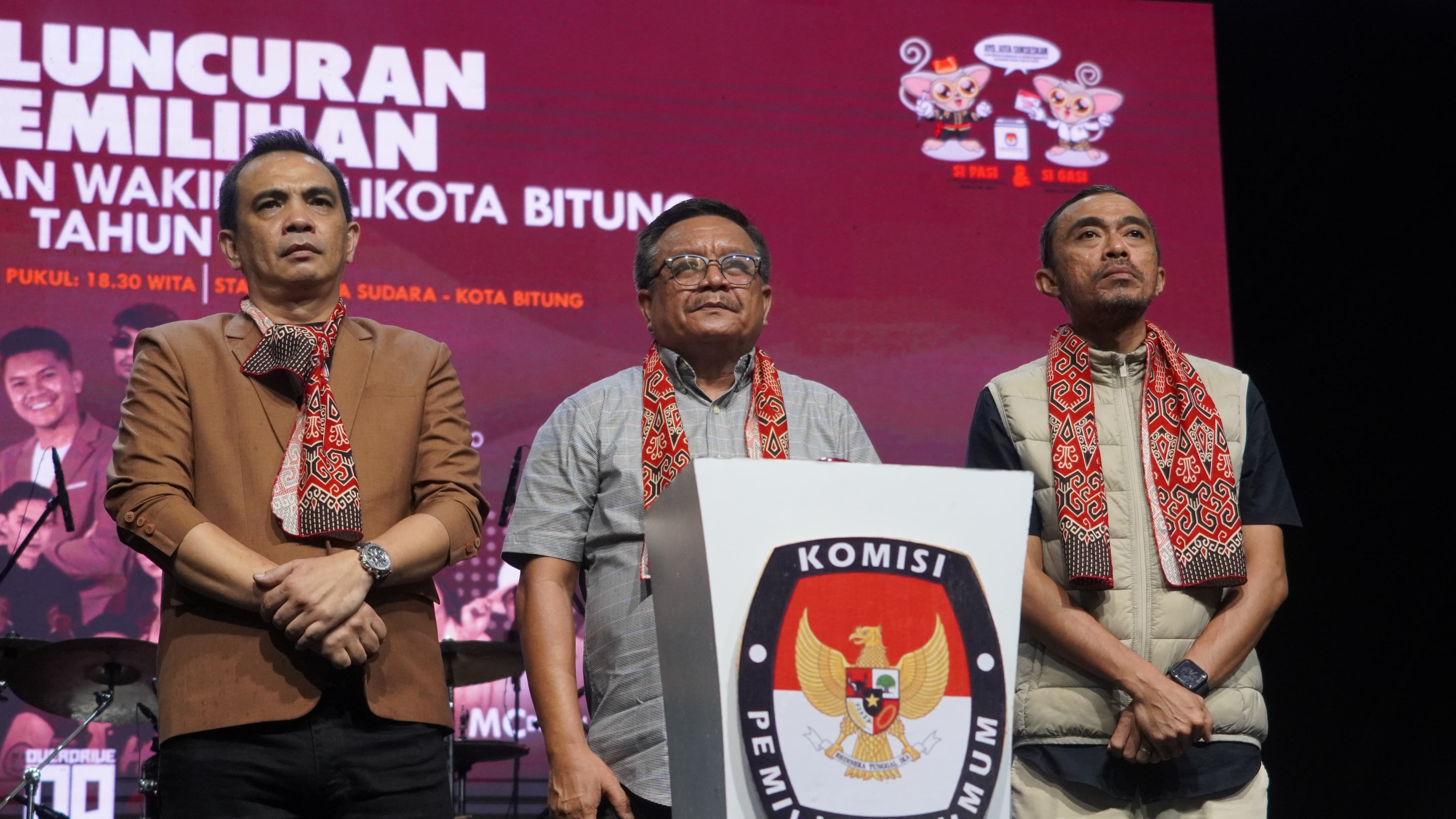 Walikota dan Ketua KPU Bitung bersama Anggota KPU Sulut pada peluncuran tahapan Pemilihan walikota dan wakil walikota 2024