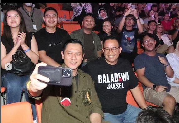 Momen Agus Harimurti Yudhoyono (AHY) nonton konser grup band Dewa 19 bersama Anies Baswedan.