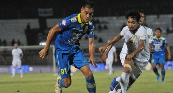 PEMIN Persib Bandung Omid Nazari (kiri) menggiring bola dibayangi pesepak bola Persebaya Surabaya Muhammad Hidayat dalam pertandingan sepak bola Liga 1 2019 di Stadion I Wayan Dipta, Gianyar, Bali, Jumat, 18 Oktober 2019.*