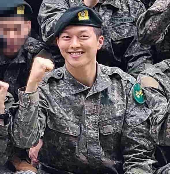  Foto Perdana Jang Ki Yong dengan Baju Militer 
