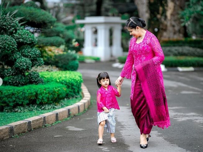 Potret kekompakan Kahiyang Ayu menggunakan kebaya dengan warna yang sama.