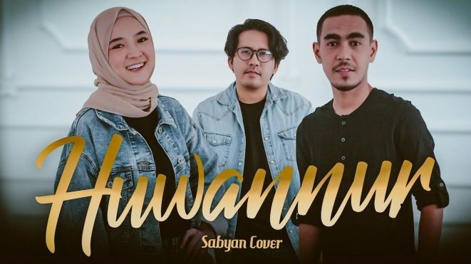 Nissa Sabyan dan Ayus menggunakan baju couple dalam video klip cover Huwannur.