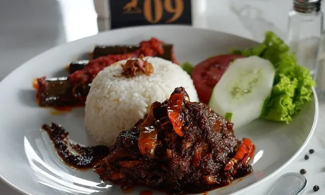 Makan Siang Dimana Hari Ini? 6 Warung Makan dengan Menu Mengenyangkan, Populer di Kota Makassar