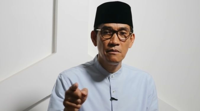 Refly Harun komentari pernyataan Amien Rais soal masa jabatan Jokowi tiga periode sebagai presiden.