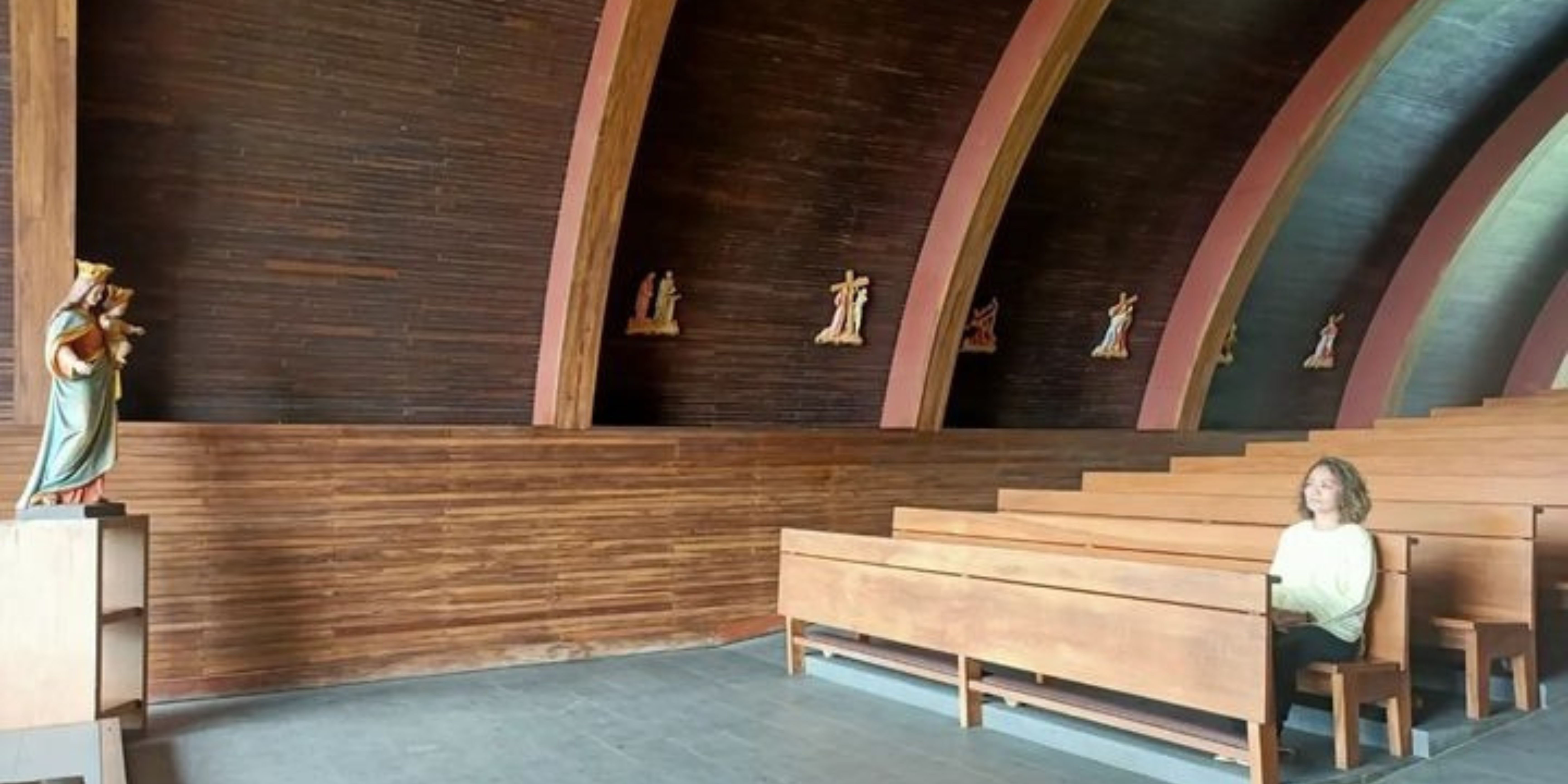 Interior Kapel di Bukit Doa Mahawu Tomohon 