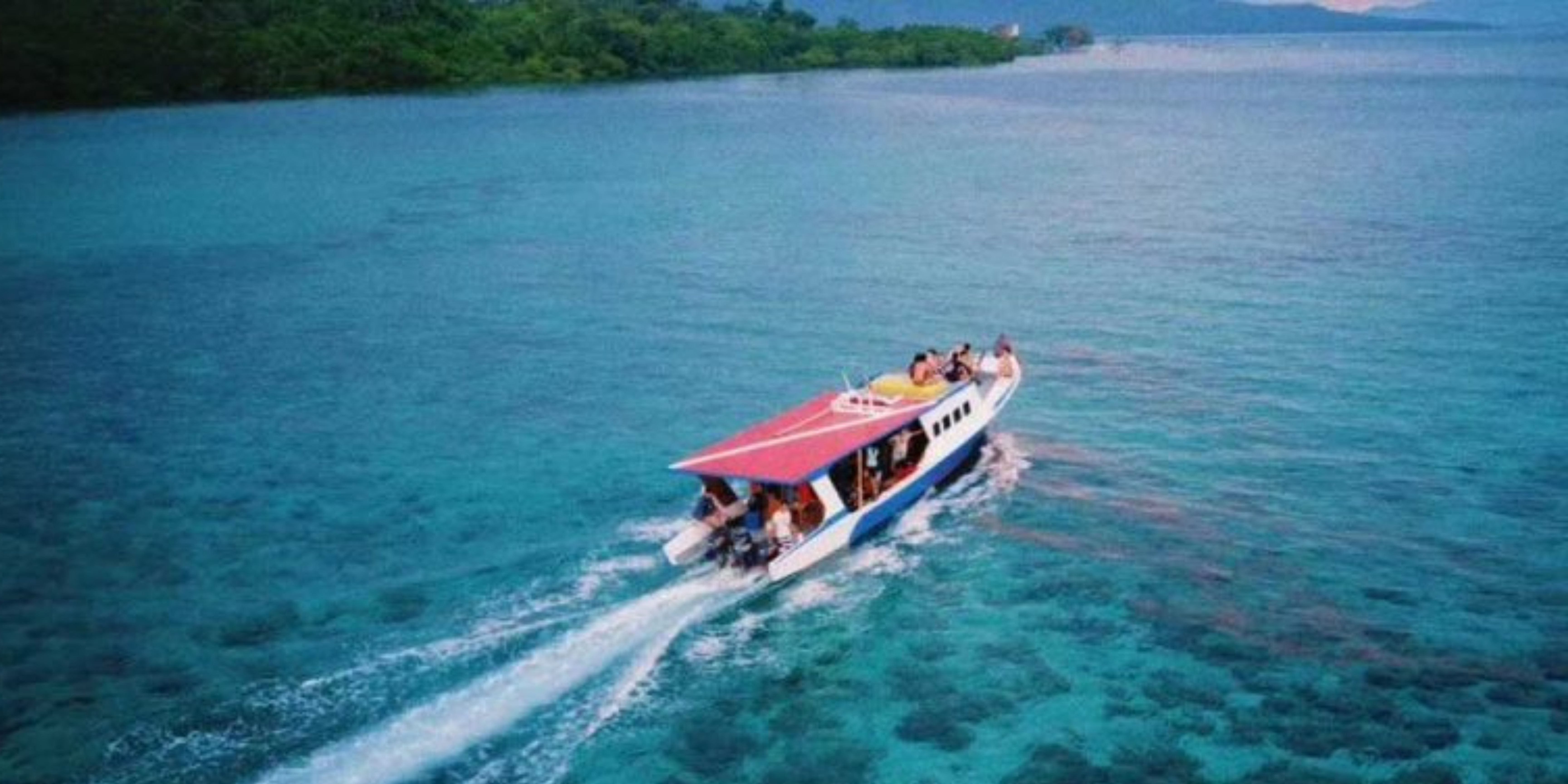 Perahu menuju Pulau Bunaken
