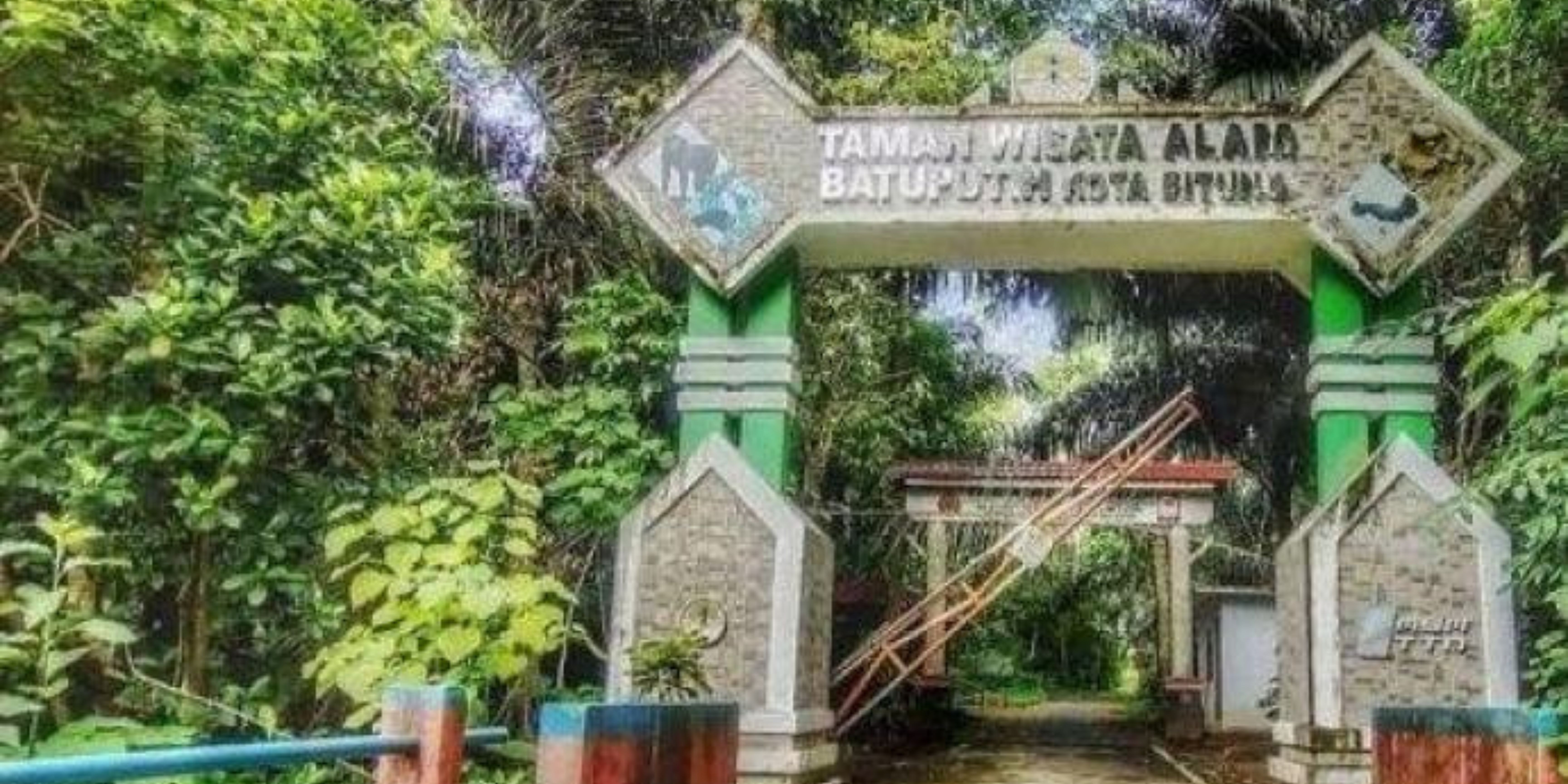 Gerbang Taman Wisata Alam di Desa wisata Batuputih Bawah