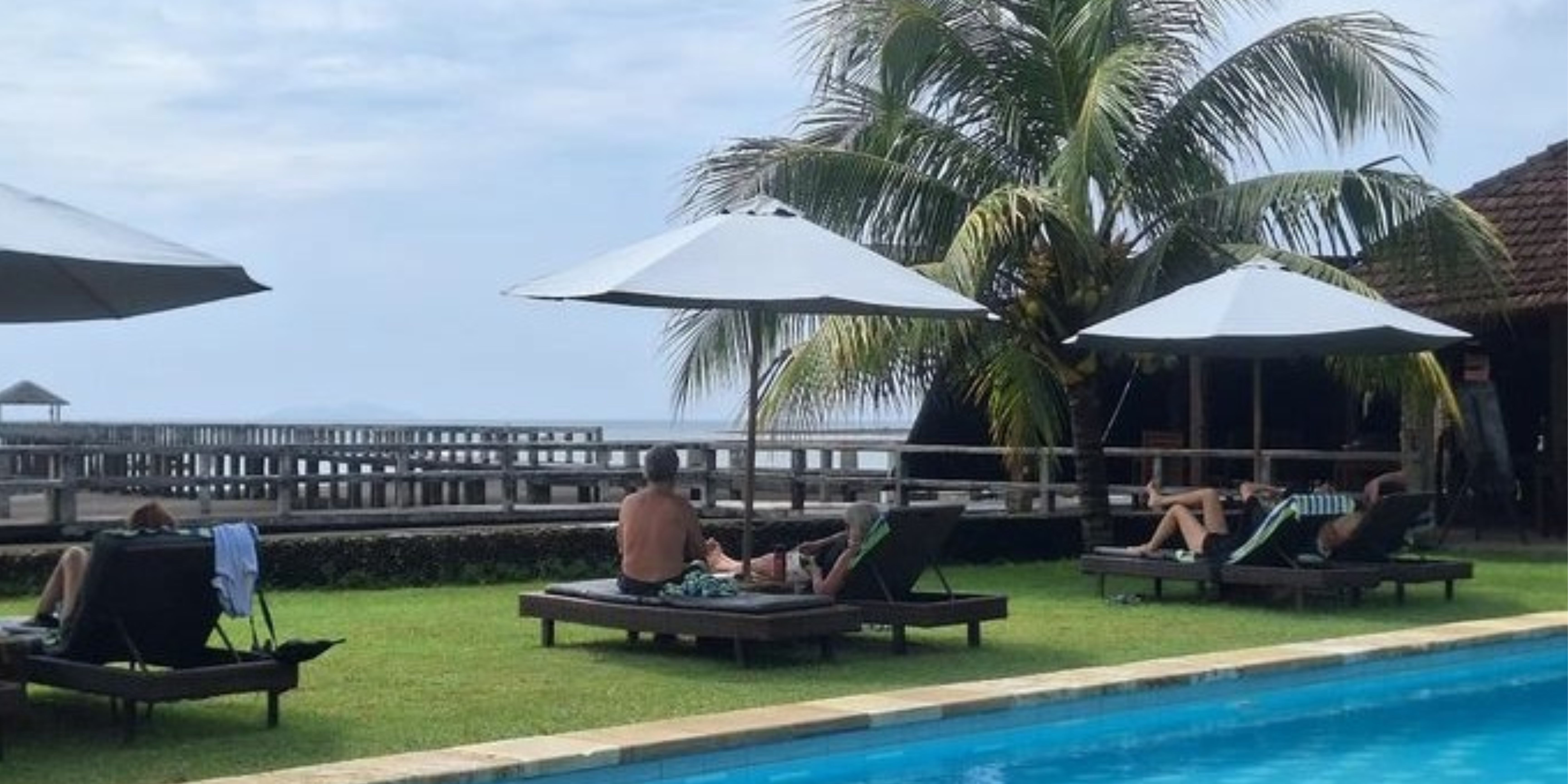 Kolam renang Cocotinos Lembeh Resort 