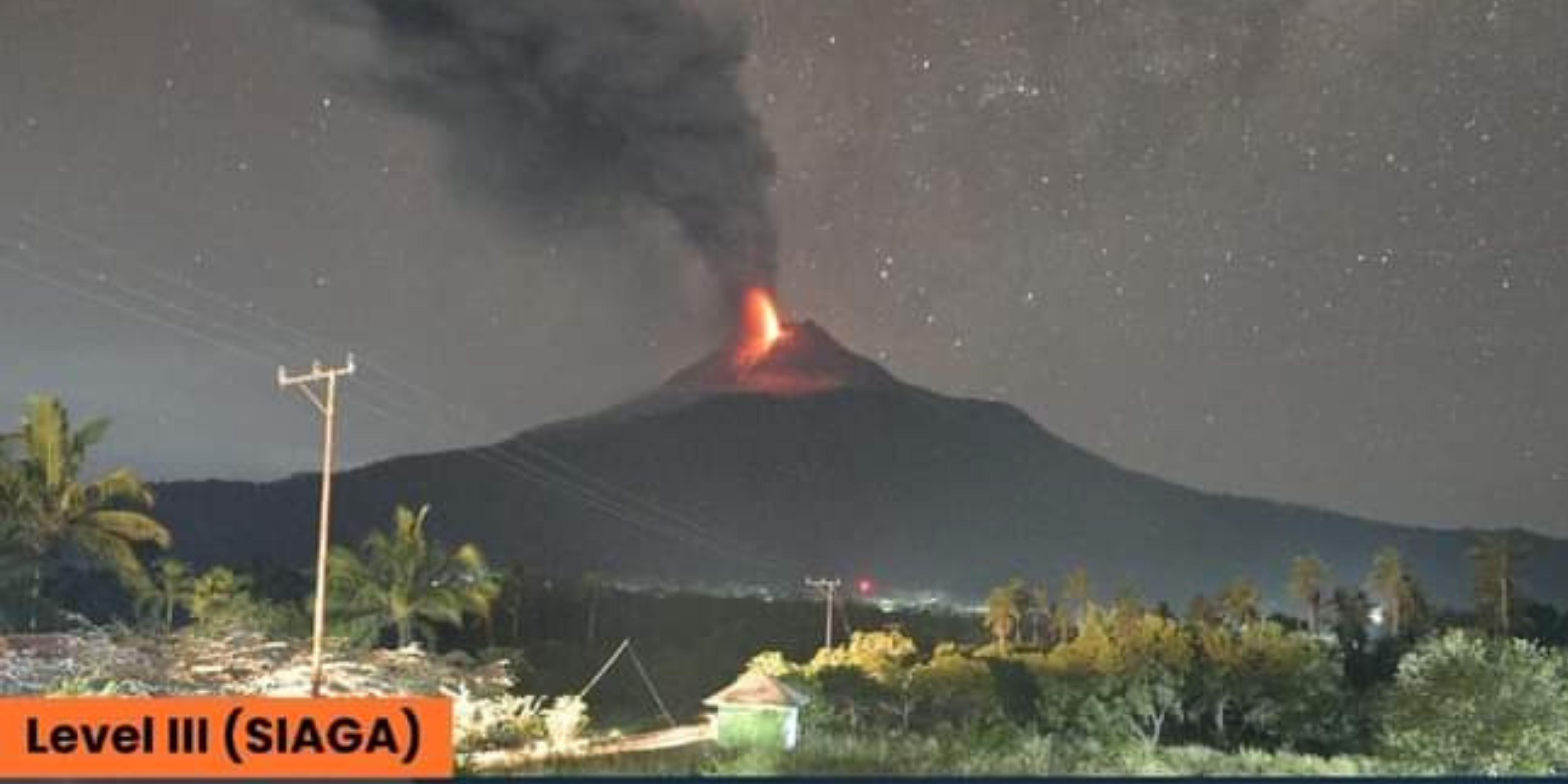 Gunung Lewotobi Laki Laki di NTT Mengeluarkan lava pijar di puncaknya 