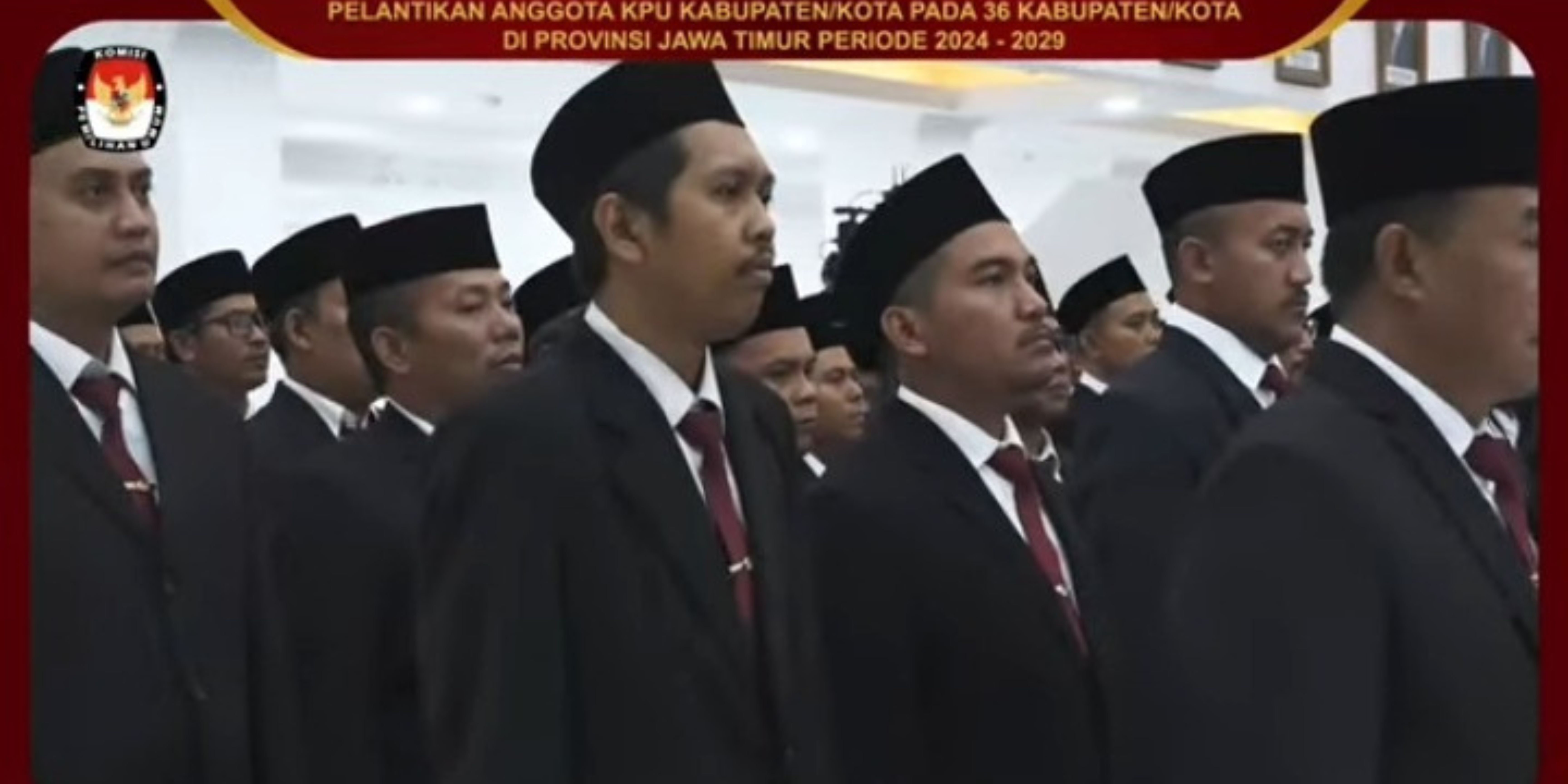 Anggota KPU kabupaten kota di Jawa Timur saat mengikuti pelantikan