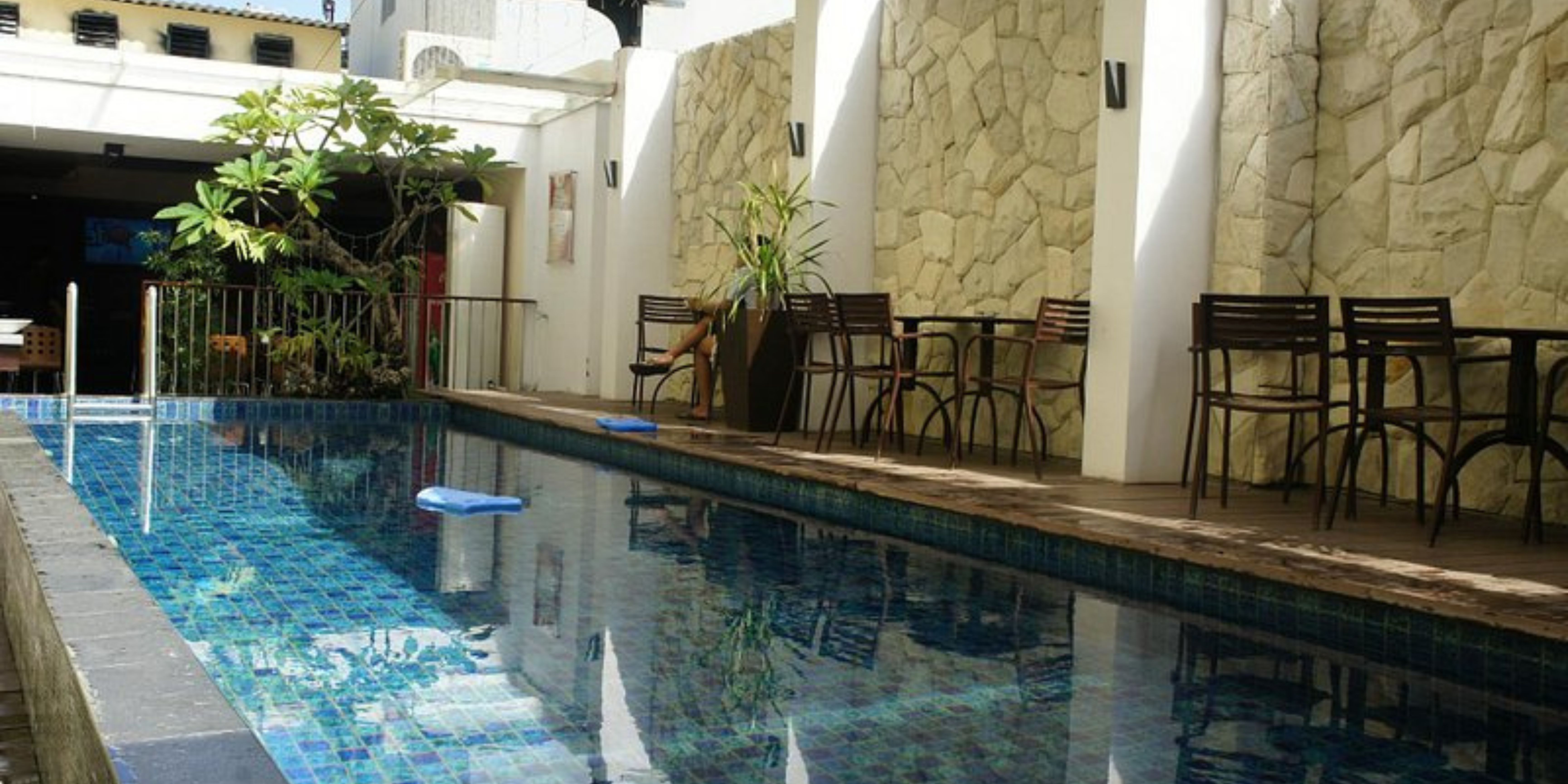 Kolam renang di salah satu hotel di Makassar 