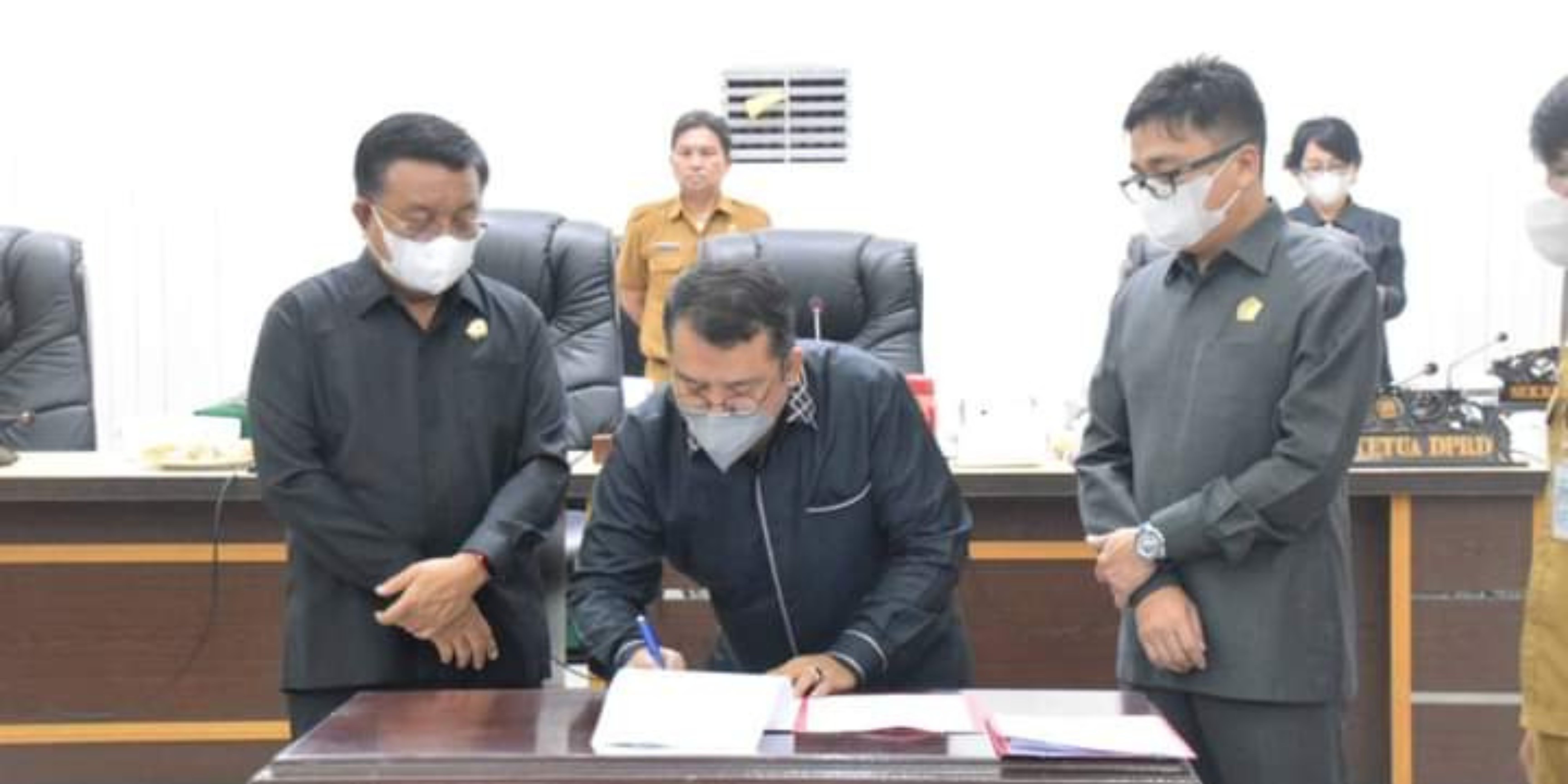 Keegan Kojoh bersama Walikota Maurits Mantiri dan Ketua DPRD Kota Bitung