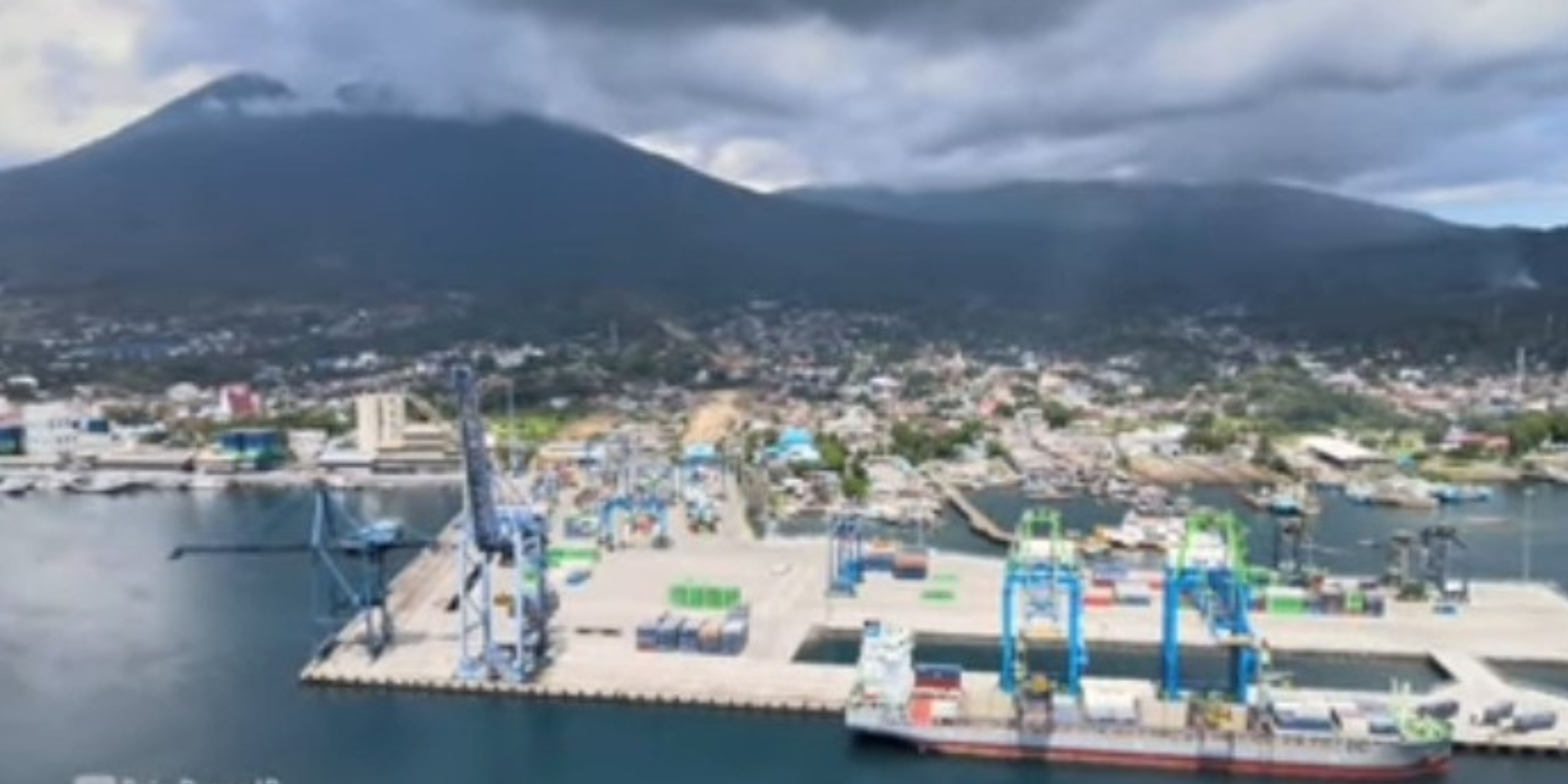 Foto udara Kota Bitung kota pelabuhan terbesar di Provinsi Sulawesi Utara