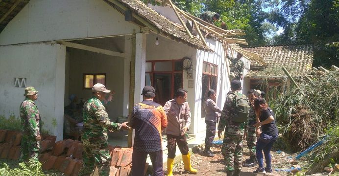 Sejumlah warga Bondowoso gotong royong evakuasi rumah rusak diterjang angin puting beliung.