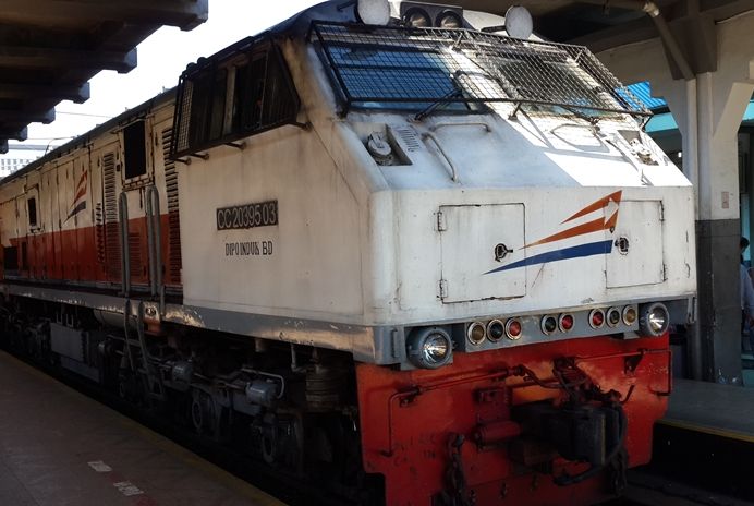 lokomotif CC203 rangkaian kereta api Bandung Raya di Stasiun Bandung 