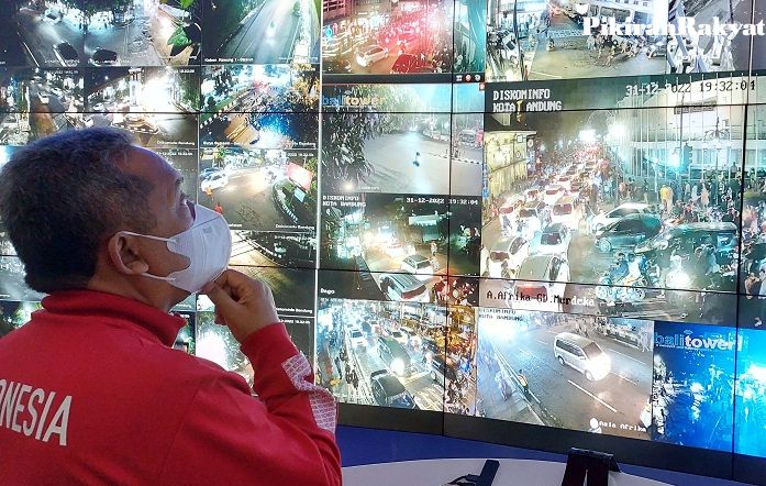 Wali Kota Bandung Yana Mulyana memantau situasi lalu lintas di berbagai ruas jalan melalui layar Bandung Command Center, kompleks Balai Kota Bandung, Jalan Wastukancana pada Sabtu, 31 Desember 2022.