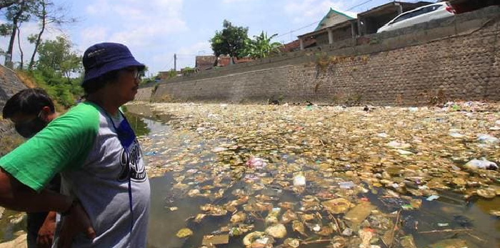 Media Asing Soroti Pencemaran Sungai Di Indonesia Yang Dipenuhi Limbah ...