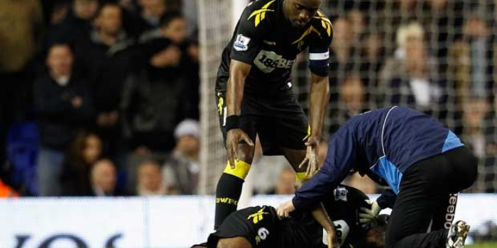 Pemain Bolton Wanderers, Fabrice Muamba, pernah mengalami hal serupa seperti Christian Eriksen pada 17 Maret 2012 saat perempat final FA Cup antara Tottenham vs Bolton.