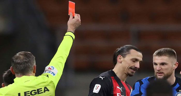 Zlatan Ibrahimovic diacungi kartu merah