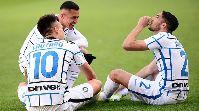 Lautaro Martinez (nomor punggung 10) dan Achraf Hakimi (nomor punggung 2) menjadi bagian dari tim inti Inter ketika merengkuh scudetto musim 2020-2021 di bawah kepelatihan Antonio Conte.