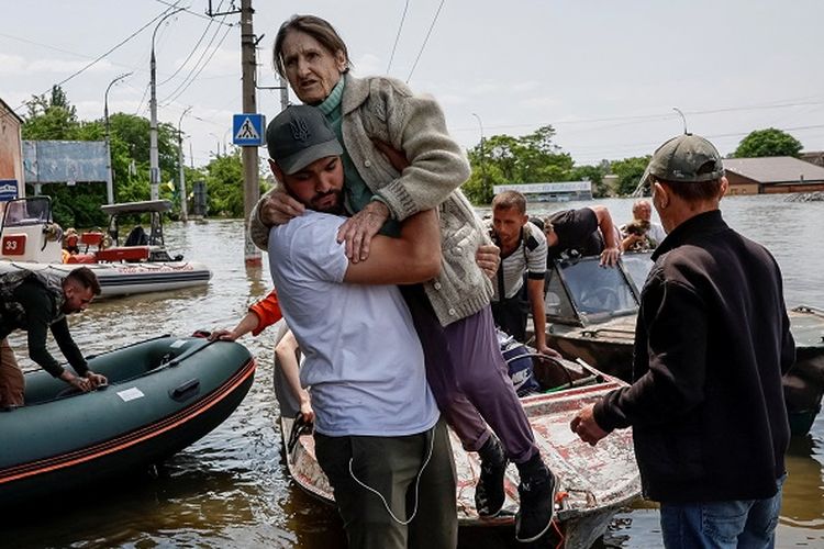 Banjir Di Ukraina Akibat Bendungan Kakhovka Jebol 5 Orang Tewas Dan 13 Lainnya Hilang 