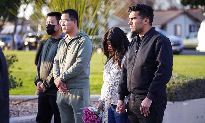 Beberapa orang datang ke Monterey Park, California, untuk berdoa bagi korban aksi penembakan massal di malam Tahun Baru Imlek.