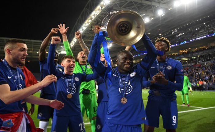 N'Golo Kante mengangkat trofi Liga Champions untuk Chelsea.